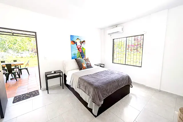 Habitación 1 de Kawara con salida a la terraza, cama doble y aire acondicionado