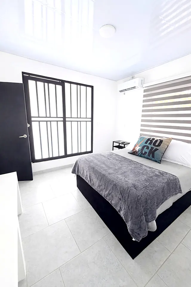 Habitación 3 de Kawara con ventana al jardín, cama doble y aire acondicionado